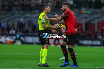 2023-10-22 - Olivier Giroud of AC Milan protests with Referee Maurizio Mariani during Serie A 2023/24 football match between AC Milan and Juventus FC at San Siro Stadium, Milan, Italy on October 22, 2023 - AC MILAN VS JUVENTUS FC - ITALIAN SERIE A - SOCCER
