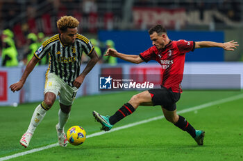2023-10-22 - Weston McKennie of Juventus FC (L) competes for the ball with Alessandro Florenzi of AC Milan (R) during Serie A 2023/24 football match between AC Milan and Juventus FC at San Siro Stadium, Milan, Italy on October 22, 2023 - AC MILAN VS JUVENTUS FC - ITALIAN SERIE A - SOCCER