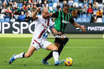 2023-10-28 - Lorenzo De Silvestri (Bologna). and Armand Lauriente (Sassuolo) - US SASSUOLO VS BOLOGNA FC - ITALIAN SERIE A - SOCCER