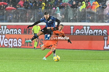 2023-11-04 - Ivan Toloi (Atalanta) and Alexis Sanchez (Inter) - ATALANTA BC VS INTER - FC INTERNAZIONALE - ITALIAN SERIE A - SOCCER