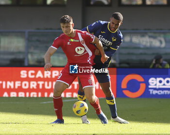 2023-11-05 - Lorenzo Colombo of AC Monza battle for the ball with Isak Hien of Hellas Verona FC during Hellas Verona FC  vs Monza AC, 11° Serie A Tim 2023-24 game at Marcantonio Bentegodi Stadium in Verona (VR), Italy, on November 05, 2023. - HELLAS VERONA FC VS AC MONZA - ITALIAN SERIE A - SOCCER