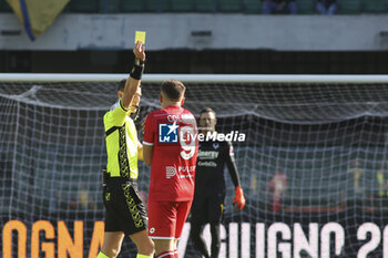 2023-11-05 - the Referee Giuseppe Collu shows the yellow card to Lorenzo Colombo of AC Monza during Hellas Verona FC  vs Monza AC, 11° Serie A Tim 2023-24 game at Marcantonio Bentegodi Stadium in Verona (VR), Italy, on November 05, 2023. - HELLAS VERONA FC VS AC MONZA - ITALIAN SERIE A - SOCCER