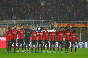 2023-11-04 - AC Milan players line up to observe a minute's silence for the victims of the recent flooding in thev Tuscany region of Italy during Serie A 2023/24 football match between AC Milan and Udinese Calcio at San Siro Stadium, Milan, Italy on November 04, 2023 - AC MILAN VS UDINESE CALCIO - ITALIAN SERIE A - SOCCER