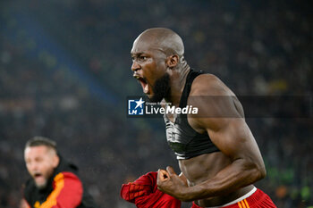 2023-11-05 - Romelu Lukaku (AS Roma);  celebrates after scoring the goal 2-1 during the Italian Football Championship League A 2023/2024 match between AS Roma vs US Lecce at the Olimpic Stadium in Rome on 05 November  2023. - AS ROMA VS US LECCE - ITALIAN SERIE A - SOCCER