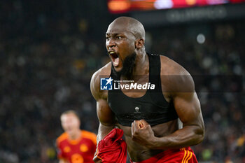 2023-11-05 - Romelu Lukaku (AS Roma);  celebrates after scoring the goal 2-1 during the Italian Football Championship League A 2023/2024 match between AS Roma vs US Lecce at the Olimpic Stadium in Rome on 05 November  2023. - AS ROMA VS US LECCE - ITALIAN SERIE A - SOCCER