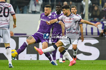 2023-11-12 - Bologna's Riccardo Orsolini hampered by Fiorentina's Cristiano Biraghi - ACF FIORENTINA VS BOLOGNA FC - ITALIAN SERIE A - SOCCER