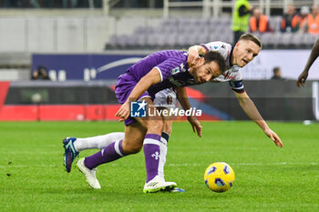 2023-11-12 - Fiorentina's Giacomo Bonaventura fights for the ball against Bologna's Michel Aebischer - ACF FIORENTINA VS BOLOGNA FC - ITALIAN SERIE A - SOCCER