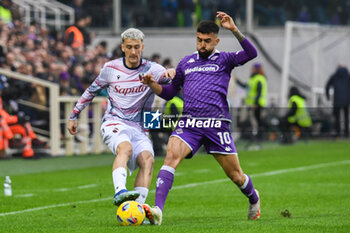 2023-11-12 - Bologna's Alexis Saelemaekers fights for the ball against Fiorentina's Nicolas Gonzalez - ACF FIORENTINA VS BOLOGNA FC - ITALIAN SERIE A - SOCCER