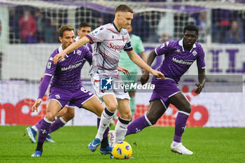2023-11-12 - Bologna's Michel Aebischer hampered by Fiorentina's Arthur - ACF FIORENTINA VS BOLOGNA FC - ITALIAN SERIE A - SOCCER