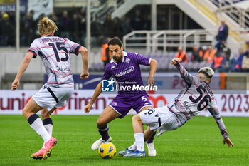 2023-11-12 - Fiorentina's Giacomo Bonaventura thwarted by Bologna's Victor Kristiansen and Bologna's Alexis Saelemaekers - ACF FIORENTINA VS BOLOGNA FC - ITALIAN SERIE A - SOCCER