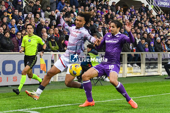 2023-11-12 - Bologna's Joshua Zirkzee fights for the ball against Fiorentina's Luca Ranieri - ACF FIORENTINA VS BOLOGNA FC - ITALIAN SERIE A - SOCCER