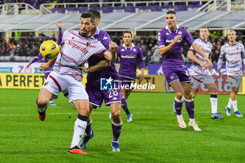 2023-11-12 - Bologna's Remo Freuler fights for the ball against Fiorentina's Lucas Martinez Quarta - ACF FIORENTINA VS BOLOGNA FC - ITALIAN SERIE A - SOCCER