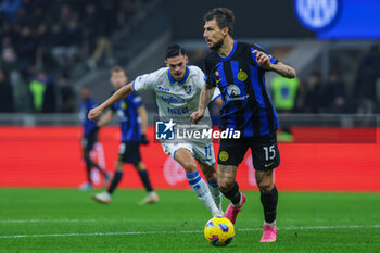2023-11-12 - Francesco Acerbi of FC Internazionale seen in action during Serie A 2023/24 football match between FC Internazionale and Frosinone Calcio at Giuseppe Meazza Stadium, Milan, Italy on November 12, 2023 - INTER - FC INTERNAZIONALE VS FROSINONE CALCIO - ITALIAN SERIE A - SOCCER