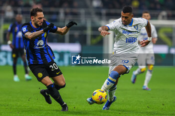 2023-11-12 - Walid Cheddira of Frosinone Calcio competes for the ball with Hakan Calhanoglu of FC Internazionale during Serie A 2023/24 football match between FC Internazionale and Frosinone Calcio at Giuseppe Meazza Stadium, Milan, Italy on November 12, 2023 - INTER - FC INTERNAZIONALE VS FROSINONE CALCIO - ITALIAN SERIE A - SOCCER