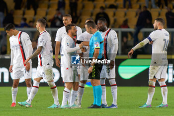 2023-11-11 - Players of AC Milan protests with the referee Rosario Abisso of Palermo - US LECCE VS AC MILAN - ITALIAN SERIE A - SOCCER
