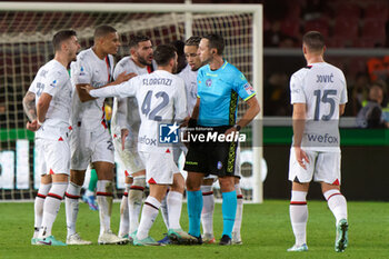 2023-11-11 - Players of AC Milan protests with the referee Rosario Abisso of Palermo - US LECCE VS AC MILAN - ITALIAN SERIE A - SOCCER