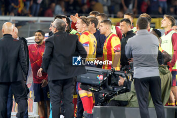 2023-11-11 - US Lecce players look at the var monitor - US LECCE VS AC MILAN - ITALIAN SERIE A - SOCCER