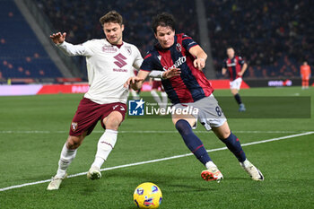 2023-11-27 - Giovanni Fabbian (Bologna Fc) in action agaist Linetty (Torino Fc) - BOLOGNA FC VS TORINO FC - ITALIAN SERIE A - SOCCER