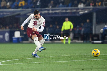 2023-11-27 - Antonio Sanabria (Torio Fc) shooting on goal - BOLOGNA FC VS TORINO FC - ITALIAN SERIE A - SOCCER