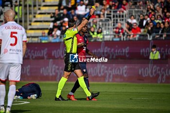 2023-11-26 - Antoine Makoumbou of Cagliari Calcio, Davide Di Marco Referee, Arbitro - CAGLIARI CALCIO VS AC MONZA - ITALIAN SERIE A - SOCCER