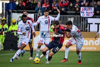 2023-11-26 - Gaetano Oristanio of Cagliari Calcio, Matteo Pessina of AC Monza - CAGLIARI CALCIO VS AC MONZA - ITALIAN SERIE A - SOCCER
