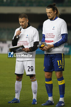 2023-11-27 - Alexis Blin of US Lecce and Milan Djuric of Hellas Verona FC read the message against violence on women before Hellas Verona FC  vs US Lecce, 13° Serie A Tim 2023-24 game at Marcantonio Bentegodi Stadium in Verona (VR), Italy, on November 27, 2023. - HELLAS VERONA FC VS US LECCE - ITALIAN SERIE A - SOCCER