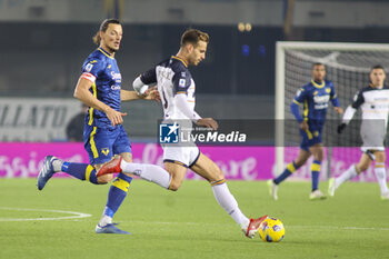 2023-11-27 - Marin Pongracic of US Lecce  battle for the ball with Milan Djuric of Hellas Verona FC during Hellas Verona FC  vs US Lecce, 13° Serie A Tim 2023-24 game at Marcantonio Bentegodi Stadium in Verona (VR), Italy, on November 27, 2023. - HELLAS VERONA FC VS US LECCE - ITALIAN SERIE A - SOCCER