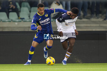 2023-11-27 - Cyril Ngonge of Hellas Verona FC battle for the ball with Patrick Dorgu of US Lecce  during Hellas Verona FC  vs US Lecce, 13° Serie A Tim 2023-24 game at Marcantonio Bentegodi Stadium in Verona (VR), Italy, on November 27, 2023. - HELLAS VERONA FC VS US LECCE - ITALIAN SERIE A - SOCCER