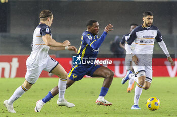 2023-11-27 - Jackosn Tchatchousa of Hellas Verona FC competes for the ball with Federico Baschirotto of US Lecce. and Hamza Rafia of US Lecce during Hellas Verona FC  vs US Lecce, 13° Serie A Tim 2023-24 game at Marcantonio Bentegodi Stadium in Verona (VR), Italy, on November 27, 2023. - HELLAS VERONA FC VS US LECCE - ITALIAN SERIE A - SOCCER