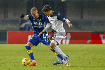 2023-11-27 - Ondrej Duda of Hellas Verona FC competes for the ball with Joan Gonzalez of US Lecce  during Hellas Verona FC  vs US Lecce, 13° Serie A Tim 2023-24 game at Marcantonio Bentegodi Stadium in Verona (VR), Italy, on November 27, 2023. - HELLAS VERONA FC VS US LECCE - ITALIAN SERIE A - SOCCER