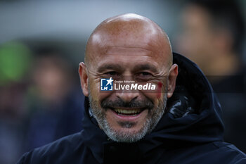 2023-11-25 - Vincenzo Italiano Head Coach of ACF Fiorentina smiling during Serie A 2023/24 football match between AC Milan and ACF Fiorentina at San Siro Stadium, Milan, Italy on November 25, 2023 - AC MILAN VS ACF FIORENTINA - ITALIAN SERIE A - SOCCER