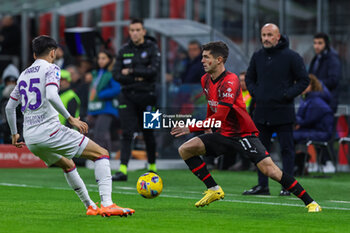2023-11-25 - Christian Pulisic of AC Milan competes for the ball with Fabiano Parisi of ACF Fiorentina during Serie A 2023/24 football match between AC Milan and ACF Fiorentina at San Siro Stadium, Milan, Italy on November 25, 2023 - AC MILAN VS ACF FIORENTINA - ITALIAN SERIE A - SOCCER