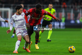 2023-11-25 - Yunus Musah of AC Milan competes for the ball with Fabiano Parisi of ACF Fiorentina during Serie A 2023/24 football match between AC Milan and ACF Fiorentina at San Siro Stadium, Milan, Italy on November 25, 2023 - AC MILAN VS ACF FIORENTINA - ITALIAN SERIE A - SOCCER