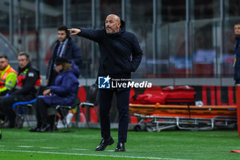 2023-11-25 - Vincenzo Italiano Head Coach of ACF Fiorentina gestures during Serie A 2023/24 football match between AC Milan and ACF Fiorentina at San Siro Stadium, Milan, Italy on November 25, 2023 - AC MILAN VS ACF FIORENTINA - ITALIAN SERIE A - SOCCER