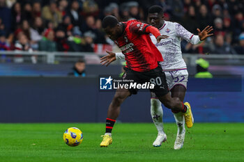 2023-11-25 - Yunus Musah of AC Milan competes for the ball with Alfred Duncan of ACF Fiorentina during Serie A 2023/24 football match between AC Milan and ACF Fiorentina at San Siro Stadium, Milan, Italy on November 25, 2023 - AC MILAN VS ACF FIORENTINA - ITALIAN SERIE A - SOCCER