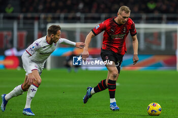 2023-11-25 - Tommaso Pobega of AC Milan competes for the ball with Arthur Melo of ACF Fiorentina during Serie A 2023/24 football match between AC Milan and ACF Fiorentina at San Siro Stadium, Milan, Italy on November 25, 2023 - AC MILAN VS ACF FIORENTINA - ITALIAN SERIE A - SOCCER