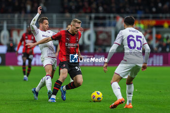 2023-11-25 - Tommaso Pobega of AC Milan competes for the ball with Arthur Melo of ACF Fiorentina during Serie A 2023/24 football match between AC Milan and ACF Fiorentina at San Siro Stadium, Milan, Italy on November 25, 2023 - AC MILAN VS ACF FIORENTINA - ITALIAN SERIE A - SOCCER