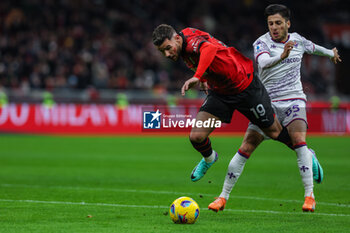 2023-11-25 - Theo Hernandez of AC Milan competes for the ball with Fabiano Parisi of ACF Fiorentina during Serie A 2023/24 football match between AC Milan and ACF Fiorentina at San Siro Stadium, Milan, Italy on November 25, 2023 - AC MILAN VS ACF FIORENTINA - ITALIAN SERIE A - SOCCER