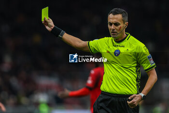 2023-11-25 - Referee Marco Di Bello seen in action during Serie A 2023/24 football match between AC Milan and ACF Fiorentina at San Siro Stadium, Milan, Italy on November 25, 2023 - AC MILAN VS ACF FIORENTINA - ITALIAN SERIE A - SOCCER