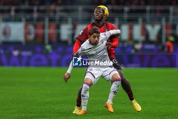 2023-11-25 - Yunus Musah of AC Milan competes for the ball with Maxime Lopez of ACF Fiorentina during Serie A 2023/24 football match between AC Milan and ACF Fiorentina at San Siro Stadium, Milan, Italy on November 25, 2023 - AC MILAN VS ACF FIORENTINA - ITALIAN SERIE A - SOCCER