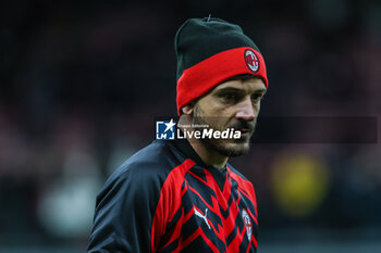2023-11-25 - Alessandro Florenzi of AC Milan looks on during Serie A 2023/24 football match between AC Milan and ACF Fiorentina at San Siro Stadium, Milan, Italy on November 25, 2023 - AC MILAN VS ACF FIORENTINA - ITALIAN SERIE A - SOCCER