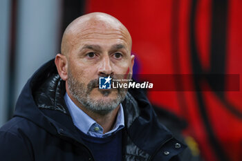 2023-11-25 - Vincenzo Italiano Head Coach of ACF Fiorentina looks on during Serie A 2023/24 football match between AC Milan and ACF Fiorentina at San Siro Stadium, Milan, Italy on November 25, 2023 - AC MILAN VS ACF FIORENTINA - ITALIAN SERIE A - SOCCER
