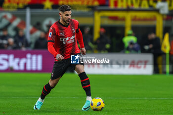 2023-11-25 - Theo Hernandez of AC Milan seen in action during Serie A 2023/24 football match between AC Milan and ACF Fiorentina at San Siro Stadium, Milan, Italy on November 25, 2023 - AC MILAN VS ACF FIORENTINA - ITALIAN SERIE A - SOCCER