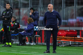 2023-11-25 - Vincenzo Italiano Head Coach of ACF Fiorentina reacts during Serie A 2023/24 football match between AC Milan and ACF Fiorentina at San Siro Stadium, Milan, Italy on November 25, 2023 - AC MILAN VS ACF FIORENTINA - ITALIAN SERIE A - SOCCER