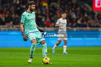 2023-11-25 - Pietro Terracciano of ACF Fiorentina seen in action during Serie A 2023/24 football match between AC Milan and ACF Fiorentina at San Siro Stadium, Milan, Italy on November 25, 2023 - AC MILAN VS ACF FIORENTINA - ITALIAN SERIE A - SOCCER