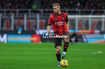 2023-11-25 - Tommaso Pobega of AC Milan seen in action during Serie A 2023/24 football match between AC Milan and ACF Fiorentina at San Siro Stadium, Milan, Italy on November 25, 2023 - AC MILAN VS ACF FIORENTINA - ITALIAN SERIE A - SOCCER
