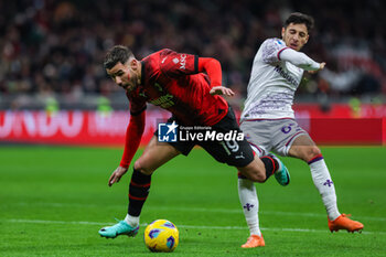 2023-11-25 - Theo Hernandez of AC Milan seen in action with Fabiano Parisi of ACF Fiorentina during Serie A 2023/24 football match between AC Milan and ACF Fiorentina at San Siro Stadium, Milan, Italy on November 25, 2023 - AC MILAN VS ACF FIORENTINA - ITALIAN SERIE A - SOCCER