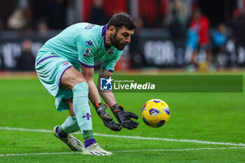 2023-11-25 - Pietro Terracciano of ACF Fiorentina seen in action during Serie A 2023/24 football match between AC Milan and ACF Fiorentina at San Siro Stadium, Milan, Italy on November 25, 2023 - AC MILAN VS ACF FIORENTINA - ITALIAN SERIE A - SOCCER