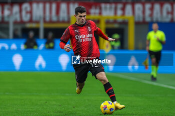 2023-11-25 - Christian Pulisic of AC Milan seen in action during Serie A 2023/24 football match between AC Milan and ACF Fiorentina at San Siro Stadium, Milan, Italy on November 25, 2023 - AC MILAN VS ACF FIORENTINA - ITALIAN SERIE A - SOCCER