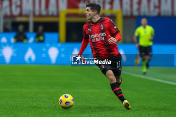 2023-11-25 - Christian Pulisic of AC Milan seen in action during Serie A 2023/24 football match between AC Milan and ACF Fiorentina at San Siro Stadium, Milan, Italy on November 25, 2023 - AC MILAN VS ACF FIORENTINA - ITALIAN SERIE A - SOCCER